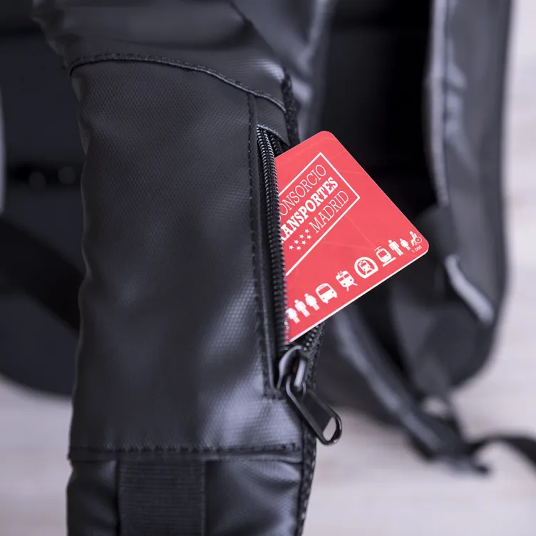 Mochila Antirrobo Biltrix Conexión USB. Bolsillo Acolchado para Portátil y Tablet. Parte Trasera y Cintas Acolchadas