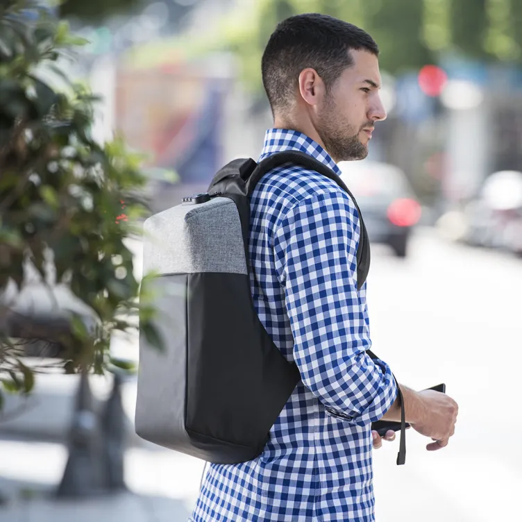 Mochila Antirrobo Ranley Conexión USB. Bolsillo Acolchado para Portátil y Tablet. Parte Trasera y Cintas Acolchadas. Cierre Seguridad Incluido